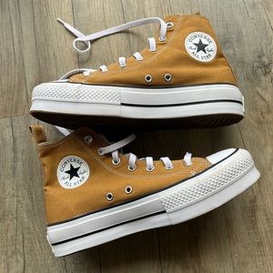 Chuck Taylor platform UNISEX CONVERSE. Men size 7, women size 9.